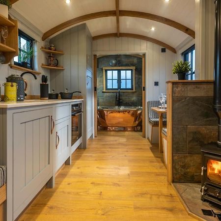 Monkwood Shepherds Hut - Ockeridge Rural Retreats Worcester Bagian luar foto