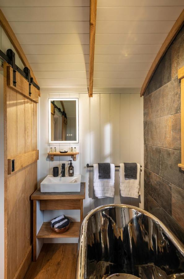 Monkwood Shepherds Hut - Ockeridge Rural Retreats Worcester Bagian luar foto