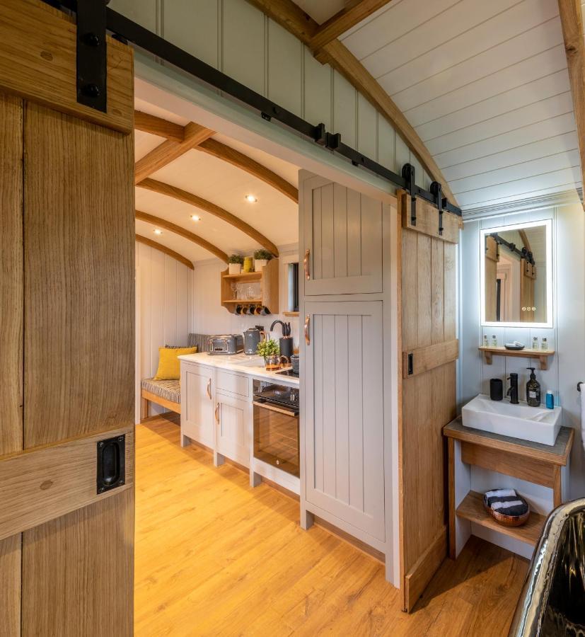 Monkwood Shepherds Hut - Ockeridge Rural Retreats Worcester Bagian luar foto