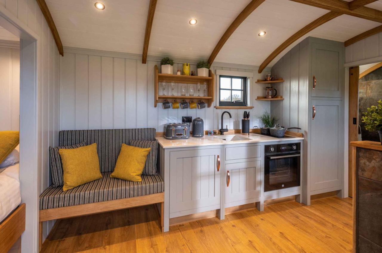 Monkwood Shepherds Hut - Ockeridge Rural Retreats Worcester Bagian luar foto