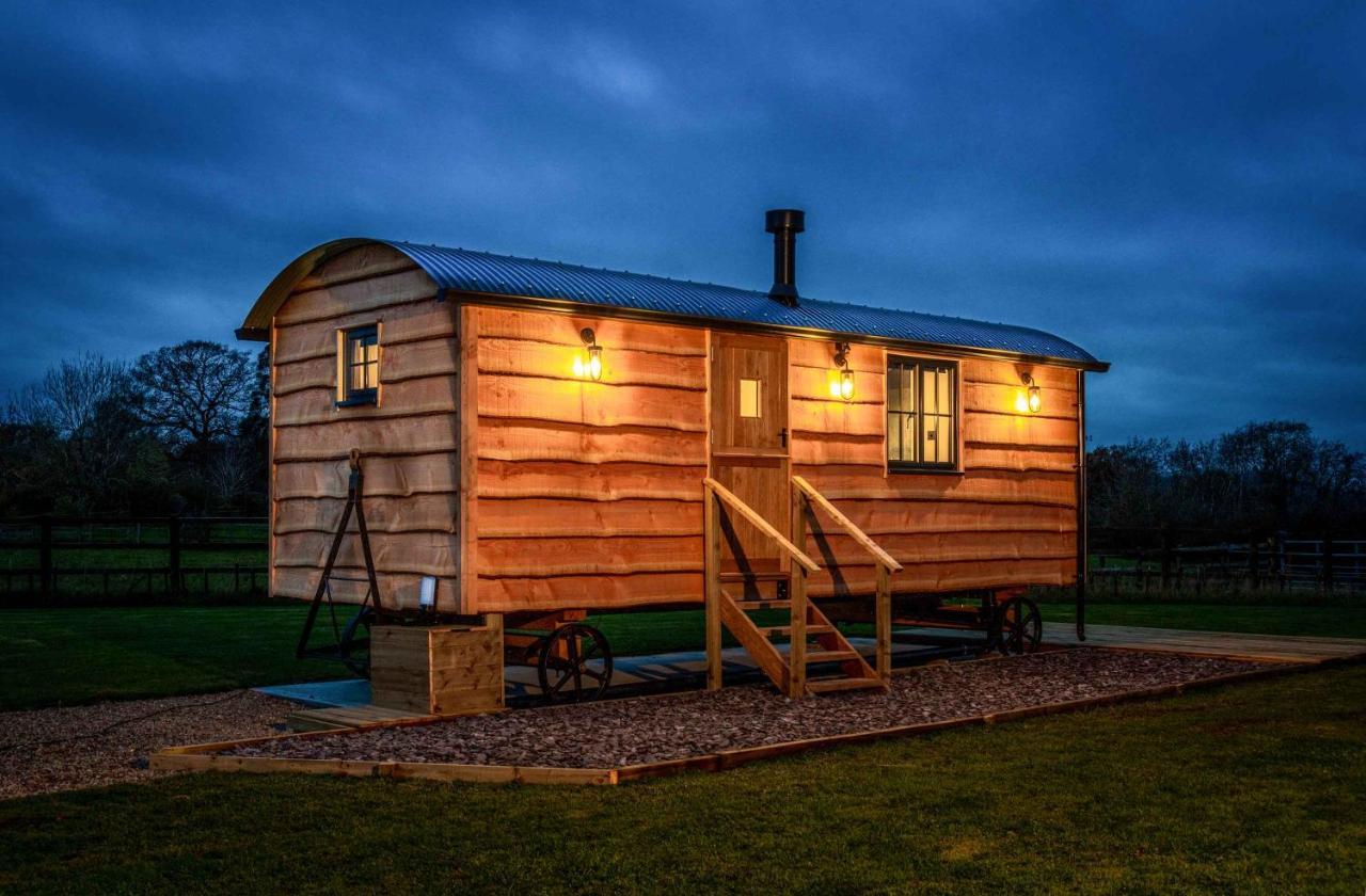 Monkwood Shepherds Hut - Ockeridge Rural Retreats Worcester Bagian luar foto