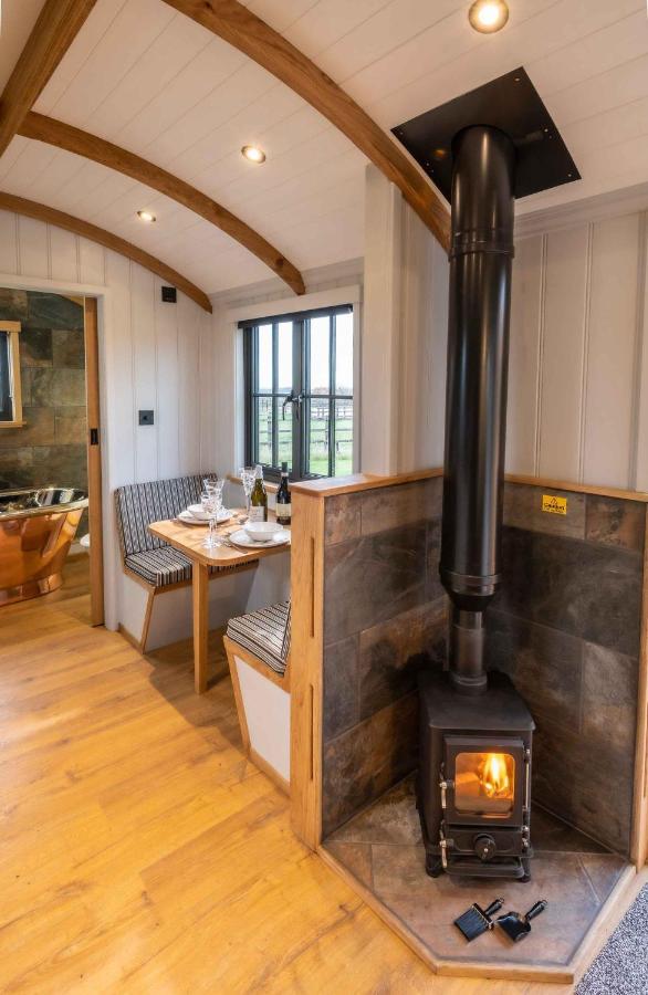 Monkwood Shepherds Hut - Ockeridge Rural Retreats Worcester Bagian luar foto