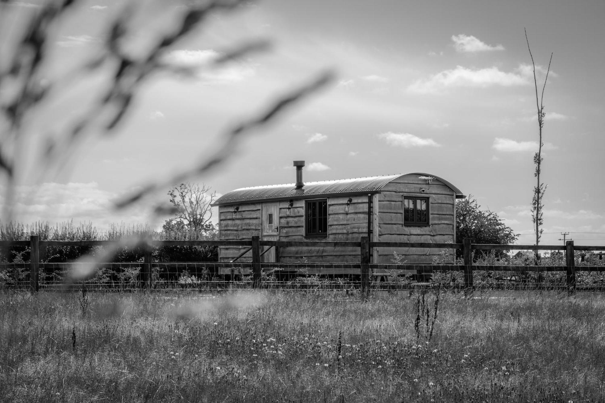 Monkwood Shepherds Hut - Ockeridge Rural Retreats Worcester Bagian luar foto